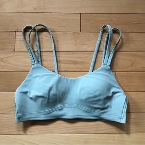 Lululemon like a cloud bra (SIZE 4?)